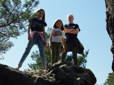 3 Teenies auf Felsen