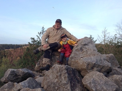 Vater und Sohn auf Bergspitze
